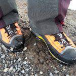 Dettaglio della Scarpa Rebel GTX su sentiero in terra