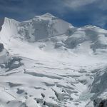 Illimani, a sinistra la sinuosa cresta Ovest che arriva sulla cima Nord, a destra la cima Sud, la più alta