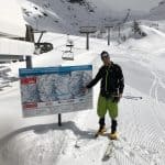 Marco di Bello indica uno dei numerosi cartelloni esplicativi del percorso attrezzato da sci alpinismo Monterosa Ski/Montura.