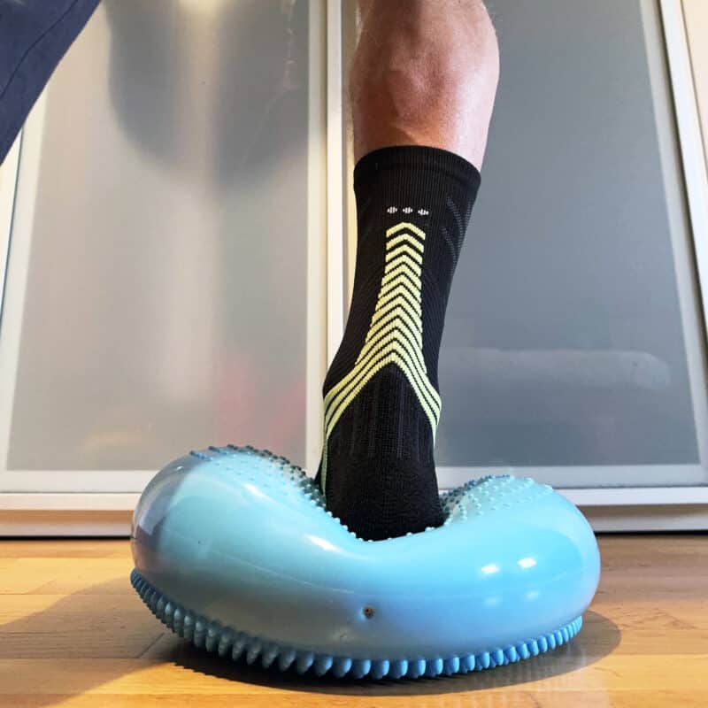 Test su cuscino propriocettivo con calza Achilles Crew di Kinesia..